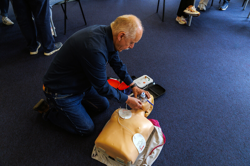 Demonstratie van EHBO-instructeur